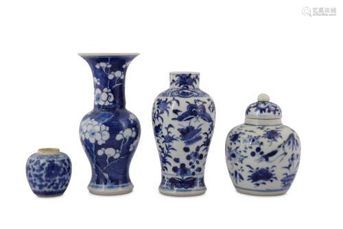 A SMALL GROUP OF CHINESE BLUE AND WHITE PORCELAIN.