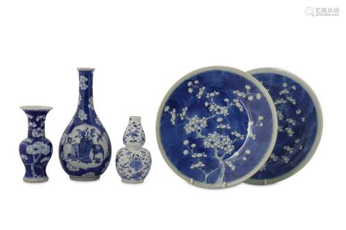 A SMALL COLLECTION OF CHINESE BLUE AND WHITE WARE.