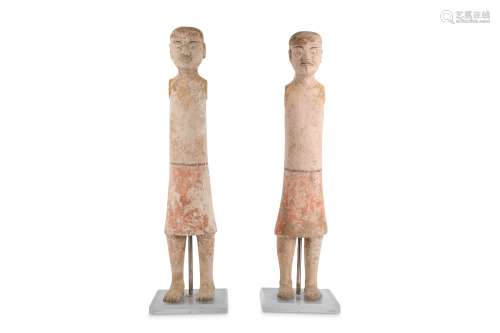A PAIR OF CHINESE POTTERY MALE FIGURES.