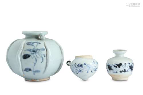 THREE CHINESE BLUE AND WHITE POTTERY ITEMS.