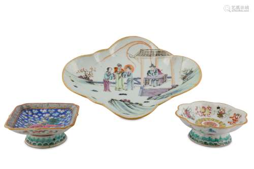 THREE CHINESE FAMILLE ROSE STEM BOWLS.