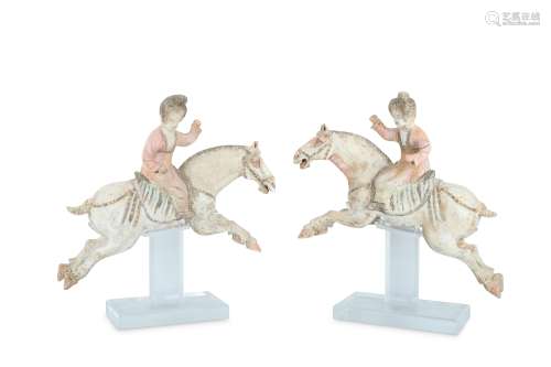 A PAIR OF CHINESE POTTERY FIGURES OF FEMALE POLO PLAYERS.