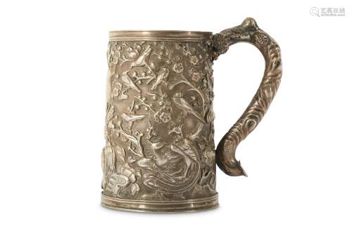 A SMALL CHINESE SILVER 'HUNDRED BIRDS' TANKARD.