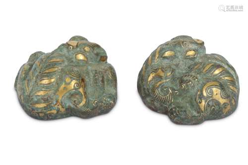 A PAIR OF CHINESE BRONZE GOLD-INLAID TIGERS.