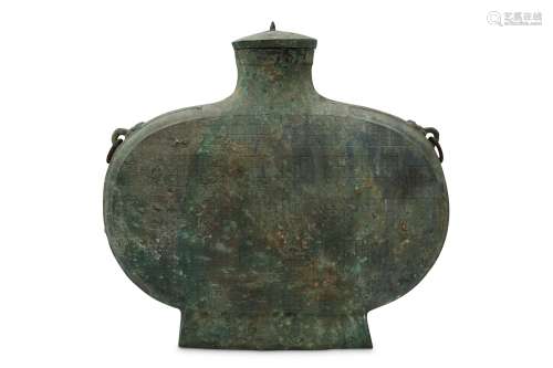 A CHINESE BRONZE BIANHU AND COVER.