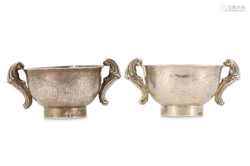 A PAIR OF CHINESE SILVER TEA CUPS.