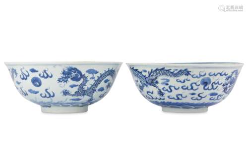 A PAIR OF CHINESE BLUE AND WHITE 'DRAGON' BOWLS.