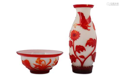 A RED OVERGLAZED CHINESE PEKING GLASS VASE AND BOWL.