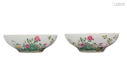 A PAIR OF CHINESE FAMILLE ROSE BOWLS.