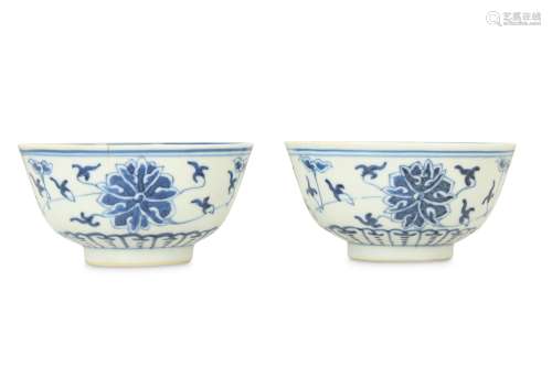 A PAIR OF CHINESE BLUE AND WHITE 'LOTUS' BOWLS.