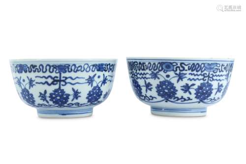 A PAIR OF CHINESE BLUE AND WHITE 'LOTUS' BOWLS.