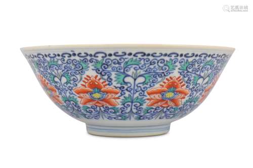 A CHINESE DOUCAI 'HIBISCUS' BOWL.