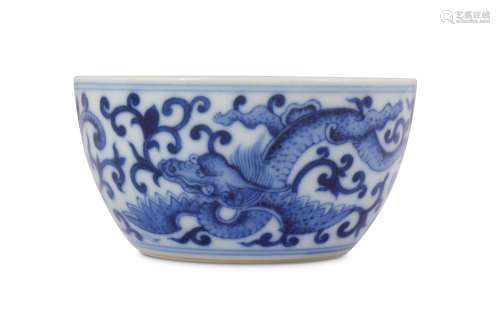 A CHINESE BLUE AND WHITE 'DRAGON' CUP.
