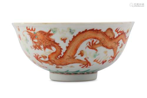 A CHINESE FAMILLE ROSE 'DRAGON' BOWL.