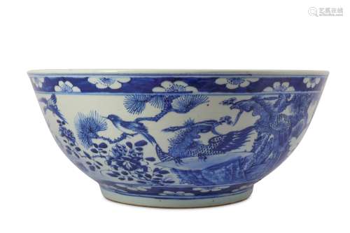 A LARGE CHINESE BLUE AND WHITE 'HUNDRED BIRDS' BOWL.