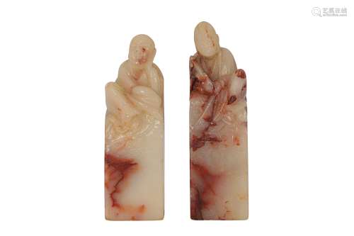 A PAIR OF CHINESE SOAPSTONE 'LUOHAN' SEALS.