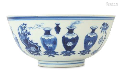 A CHINESE BLUE AND WHITE 'HUNDRED VASES' BOWL.