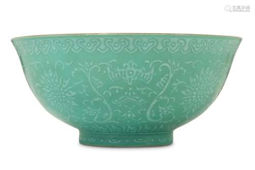 A CHINESE TURQUOISE-GROUND SLIP-DECORATED BOWL.