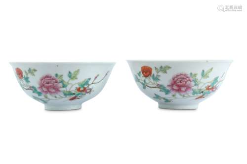 A PAIR OF CHINESE FAMILLE ROSE 'PEONY' CUPS.