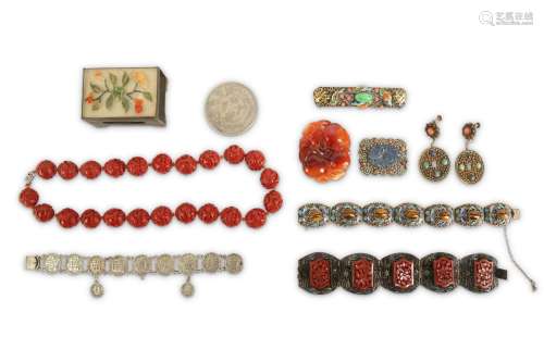 A GROUP OF ASSORTED CHINESE JEWELLERY.