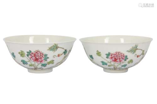 A PAIR OF CHINESE FAMILLE ROSE 'PEONIES AND GOURDS' BOWLS.