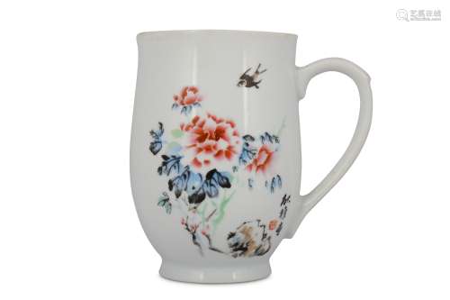 A CHINESE FAMILLE ROSE 'PEONIES' MUG.