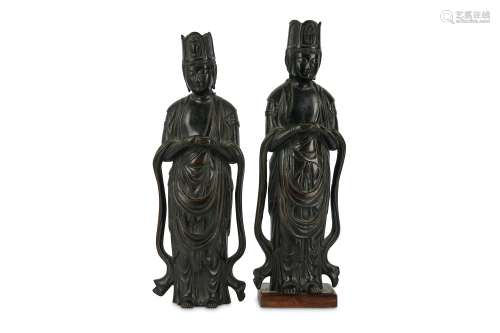 A PAIR OF CHINESE BRONZE FIGURES OF GUANYIN.