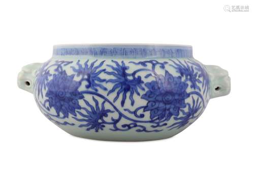 A BLUE AND WHITE 'LOTUS SCROLL' INCENSE BURNER.