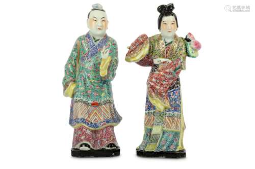 A PAIR OF CHINESE FAMILLE ROSE FIGURES.