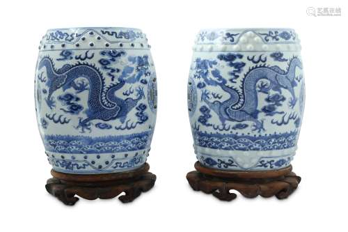 A PAIR OF BLUE AND WHITE MINIATURE GARDEN SEATS.