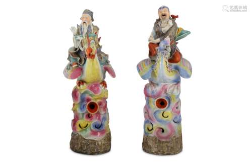 A PAIR OF CHINESE FAMILLE ROSE 'IMMORTALS' FIGURES.