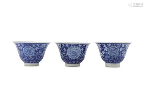 A SET OF THREE CHINESE BLUE AND WHITE 'CHRYSANTHEMUM' CUPS.