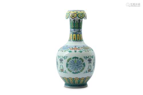 A CHINESE DOUCAI GARLIC MOUTH VASE.