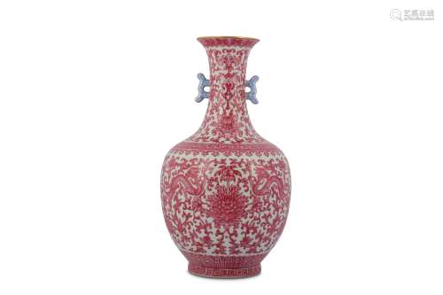 A CHINESE FAMILLE ROSE 'DRAGONS AND FLOWERS' VASE.