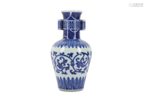 A CHINESE BLUE AND WHITE ARROW VASE.