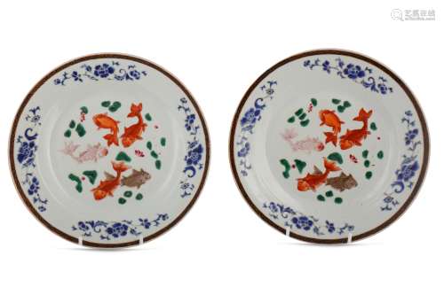 A PAIR OF CHINESE FAMILLE ROSE 'FISH' DISHES.