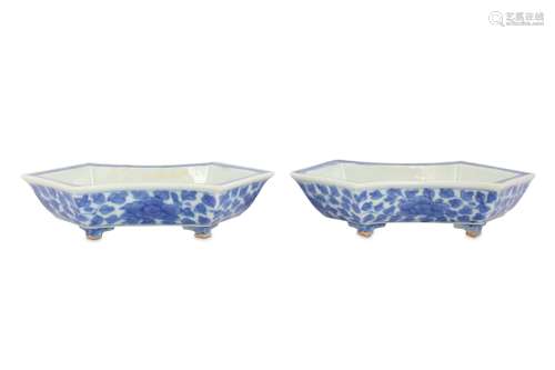 A PAIR OF CHINESE BLUE AND WHITE HEXAGONAL JARDINIERES.