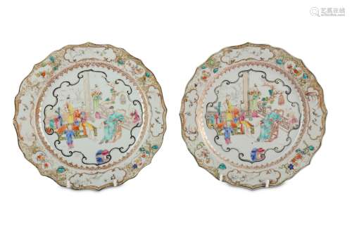 A PAIR OF CHINESE ROCKEFELLER PATTERN DISHES.