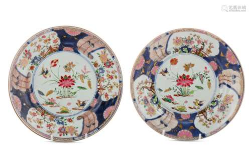 A PAIR OF CHINESE FAMILLE ROSE IMARI-STYLE DISHES.