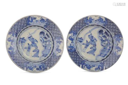 A PAIR OF CHINESE BLUE AND WHITE DISHES.