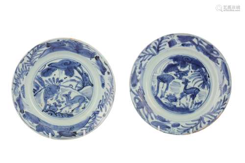 A PAIR OF CHINESE BLUE AND WHITE 'DEER' DISHES.