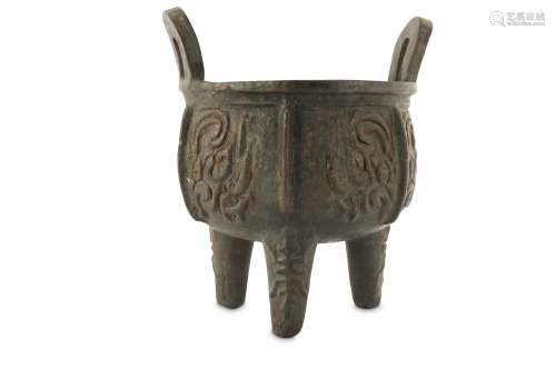 A CHINESE ARCHAISTIC BRONZE DING.
