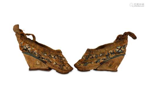 A PAIR OF CHINESE EMBROIDERED SILK SHOES.