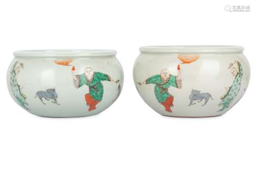 A PAIR OF CHINESE FAMLLE VERTE 'IMMORTALS' JARS.