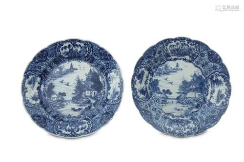 A PAIR OF EXPORT BLUE AND WHITE DISHES.