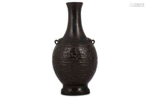 A CHINESE BRONZE TWIN HANDLED VASE.