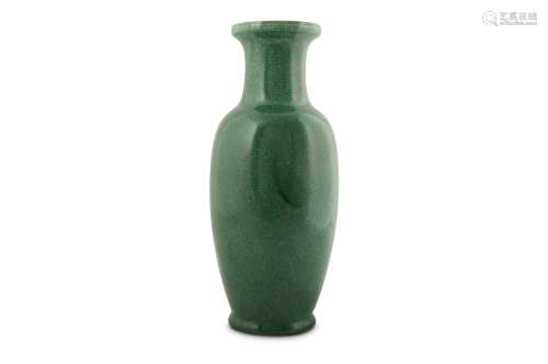 A CHINESE APPLE-GREEN GLAZED VASE.