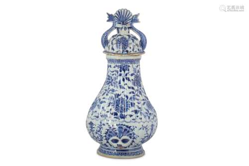 A RARE CHINESE BLUE AND WHITE FOUNTAIN AND COVER.