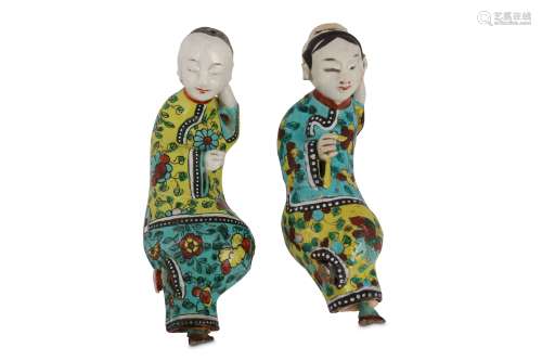 A PAIR OF CHINESE FAMILLE ROSE FIGURES.