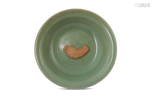 A CHINESE LONGQUAN CELADON 'FISH' SAUCER.